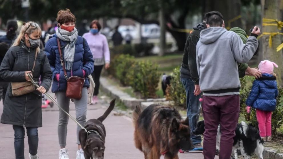 El contacto al aire libre, incluso por tiempo prolongado, se considera una actividad de bajo riesgo