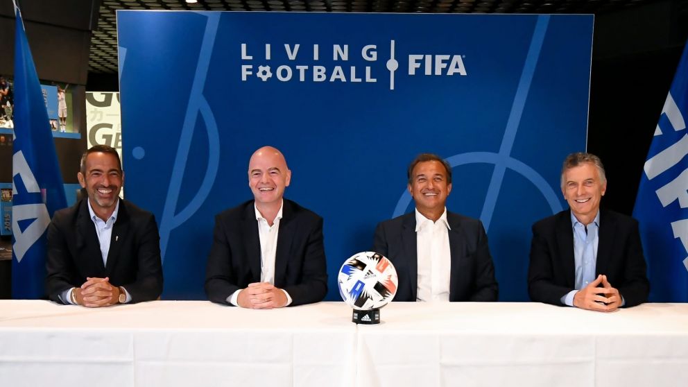 Macri junto a Gianni Infantino, Youri Djorkaeff y Jai Shroff en el Museo de la FIFA