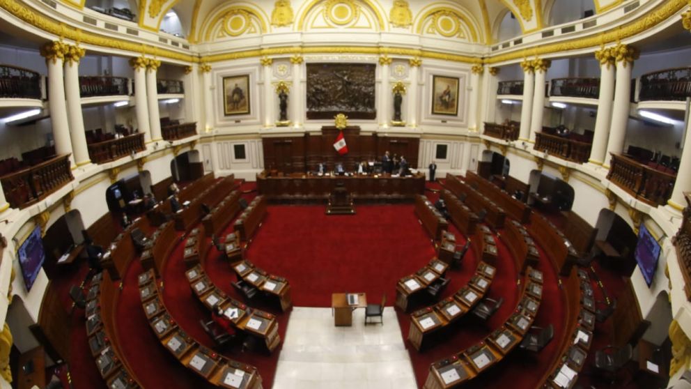 Jubilados de Perú podrán retirar sus fondos de pensión, por una ley aprobada por el Congreso