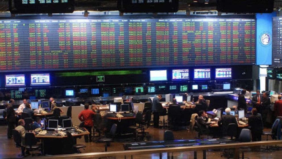 Las acciones de las "telcos" cayeron hasta casi 9% tras DNU que congela tarifas