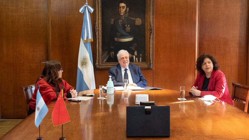 Gin�s Gonz�lez Garc�a y Carla Vizzotti en la ceremonia con la autoridades del laboratorio Sinopharm