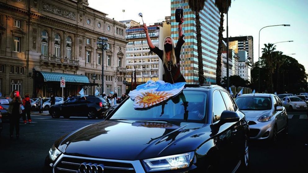 La imagen de una mujer asomada al techo del Audi Q5 que se hizo viral en las redes (foto: Germán Adrasti)