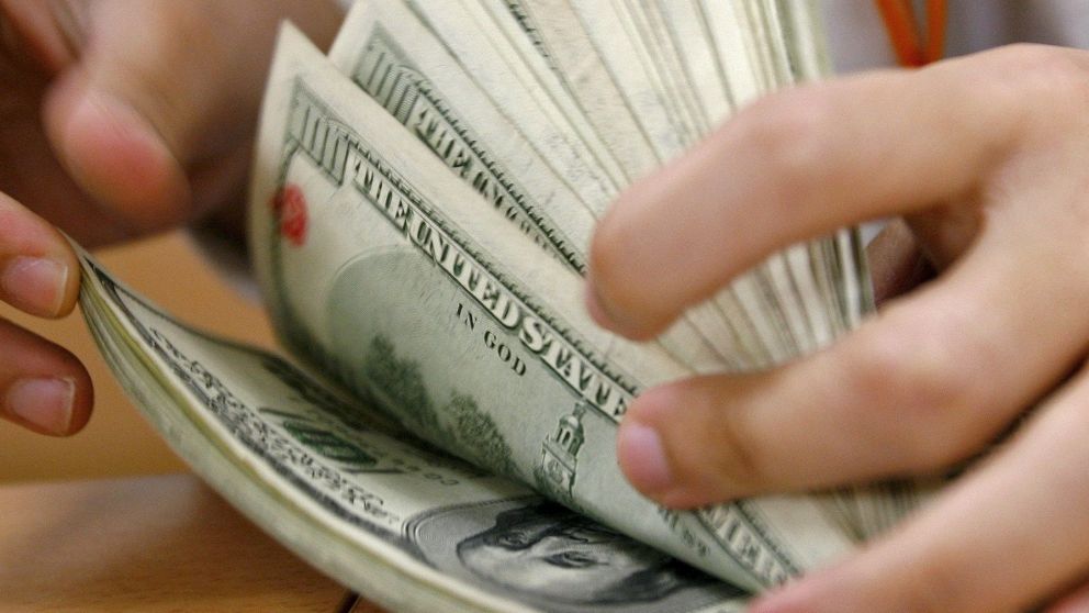 El dólar informal llegó a $121