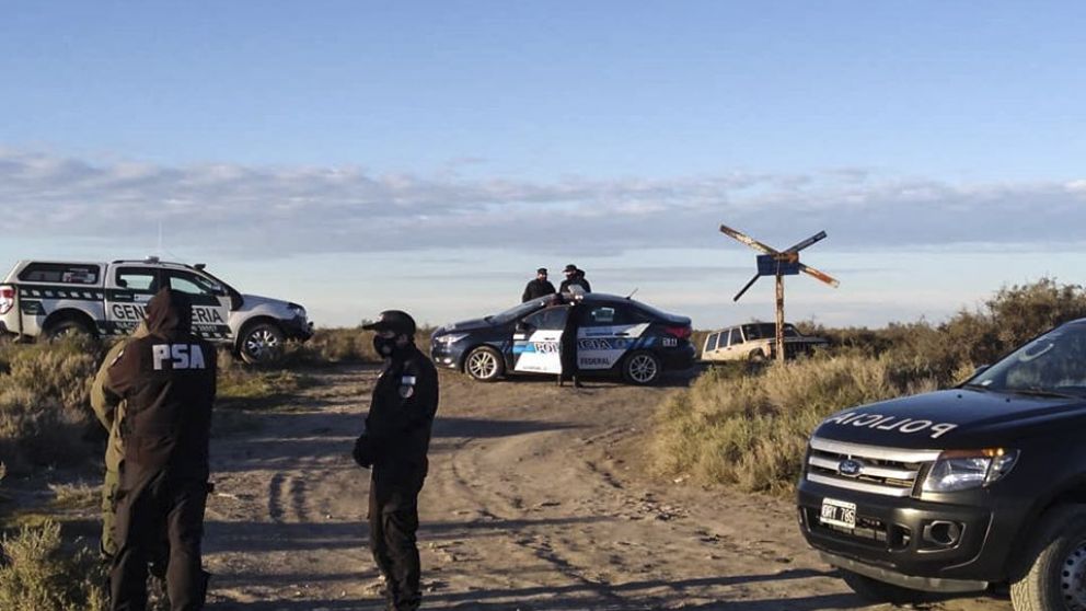 Los restos esqueléticos fueron encontrados en un cangrejal, a varios metros de la ruta 3, cerca del límite con Bahía Blanca