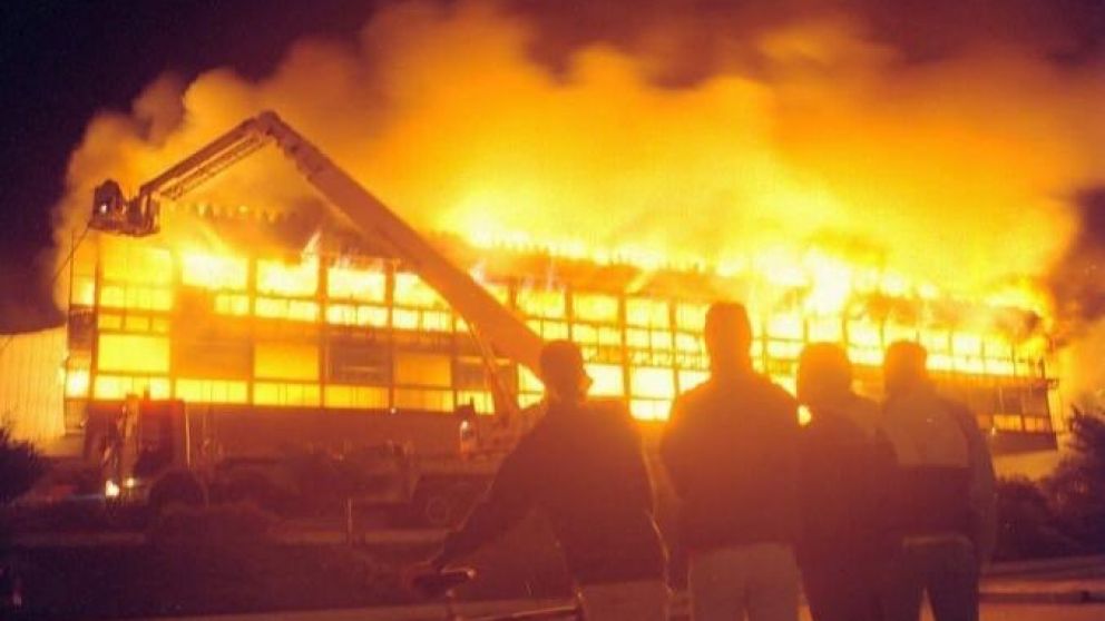 Impactante imagen del casino en llamas