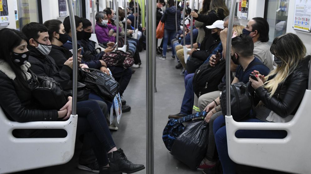 La gente ocupa la totalidad de los asientos en el subte porteño