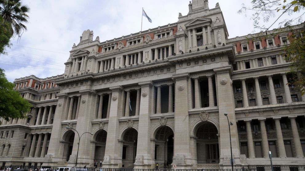 zzzznacp2NOTICIAS ARGENTINASBAIRES, OCTUBRE 29: Palacio de Tribunales luego de conocerse el fallo que declara constitucional los articulos de la ley de comunicacion audiovisual cuestionados por el Grupo Clarin.Foto NA: Hugo Villalobos zzzz