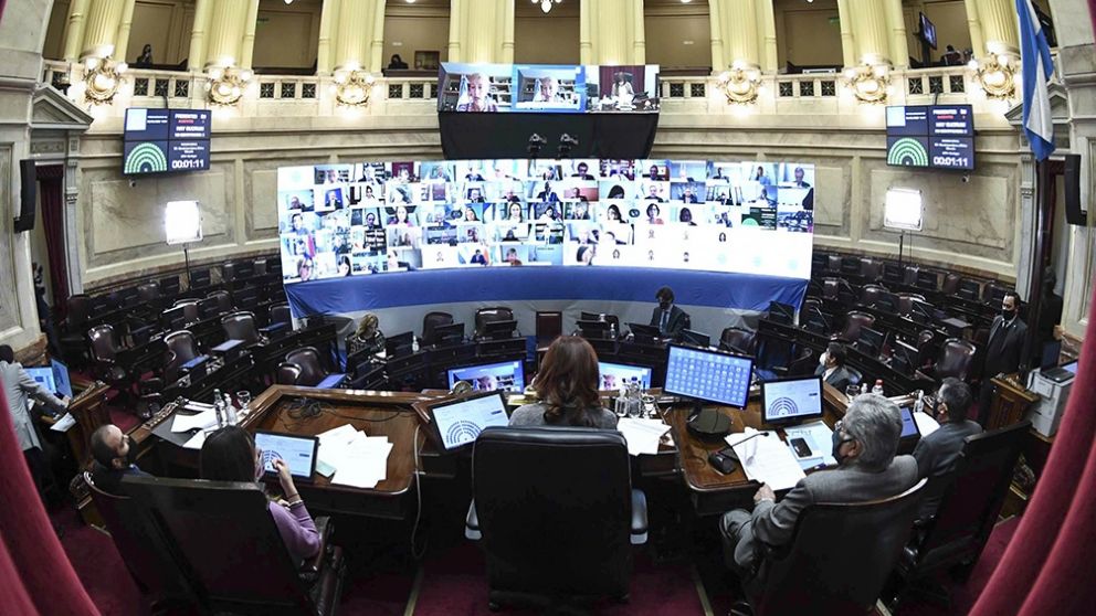 El oficialismo y la oposición se cruzaron por un fallo judicial que ordena al Senado no tratar el traslado de dos jueces