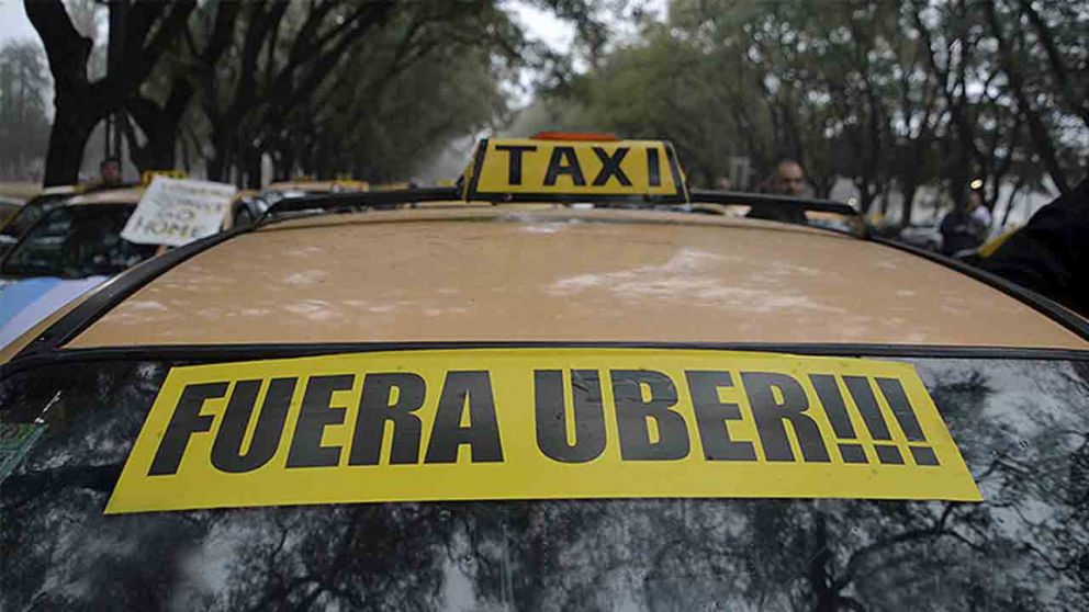 Pese a que el Gobierno porteño considera a UBER ilegal, seduce a taxistas