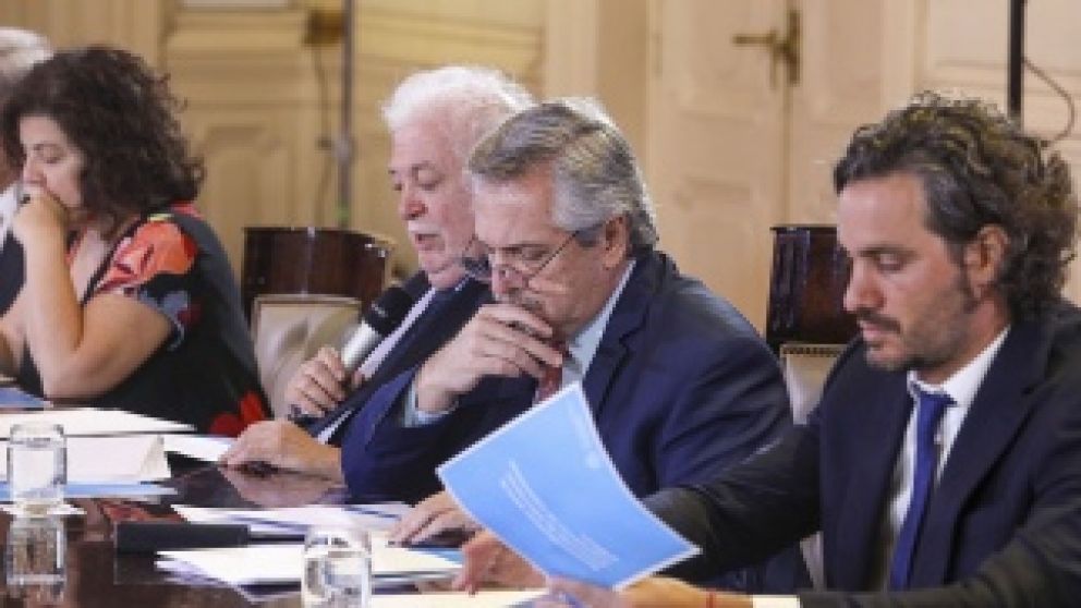 Fernández se reúne mañana con sanitaristas para evaluar la pandemia