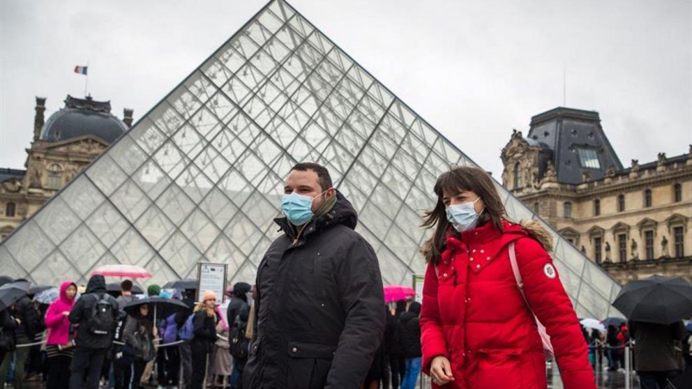 Policías controlarán el uso de mascarillas en Francia
