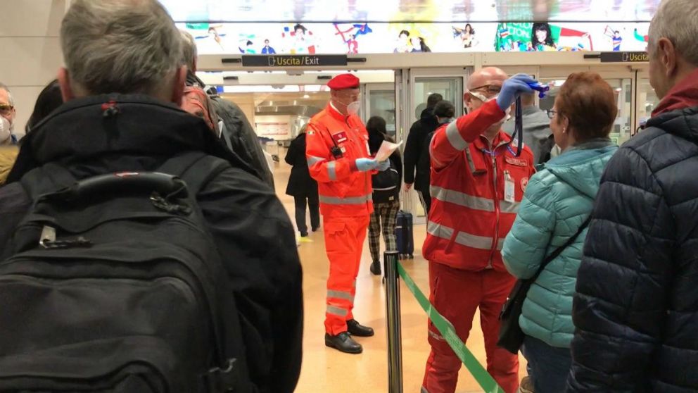 Italia analiza restricciones a viajeros de "países de riesgo"