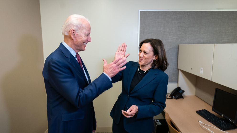 Joe Biden junto a Kamala Harris