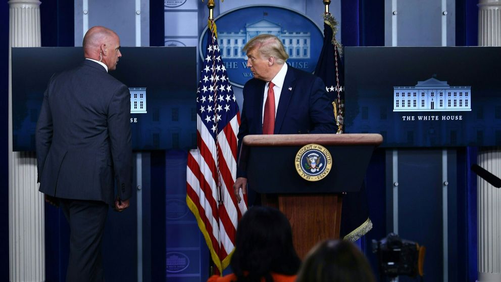 Trump debió abandonar la conferencia de prensa