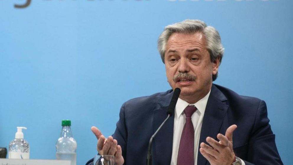 Fernández destacó el rol de la Fuerza Aérea en la lucha contra la pandemia