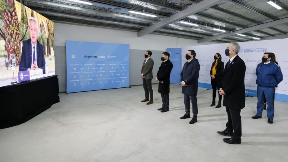 Fernández condujo el acto por videoconferencia desde Olivos, mientras que Kicillof estuvo en Florencio Varela