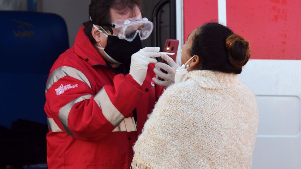 El Ministerio de Salud actualiza criterios: quiénes ya no necesitarán hacerse el hisopado para ser confirmados como pacientes Covid