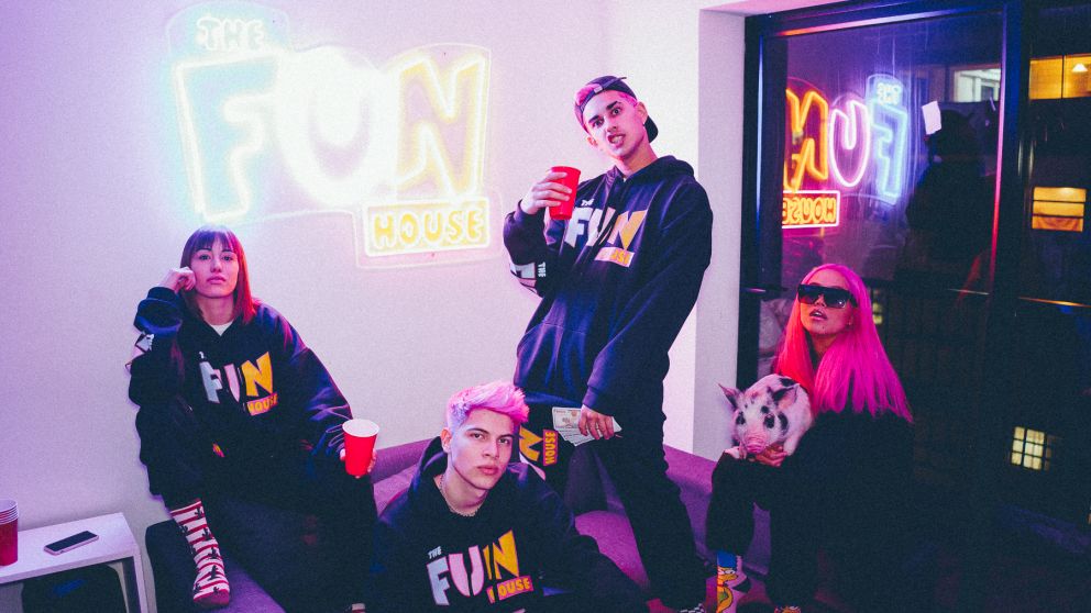 En The Fun House, seis jóvenes y su mascota, una pequeña cerdita, hacen contenido para Tik Tok.