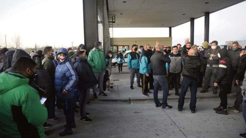 La batalla por la reforma laboral, detrás del conflicto entre Mercado Libre y Camioneros