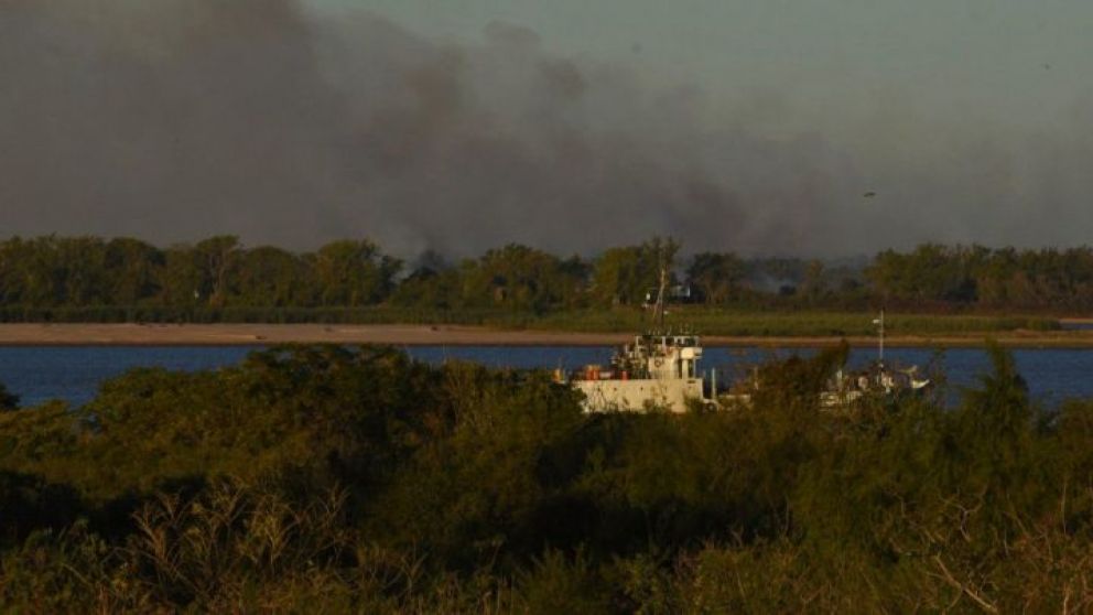 El humo llegó a Rosario desde las islas incendiadas