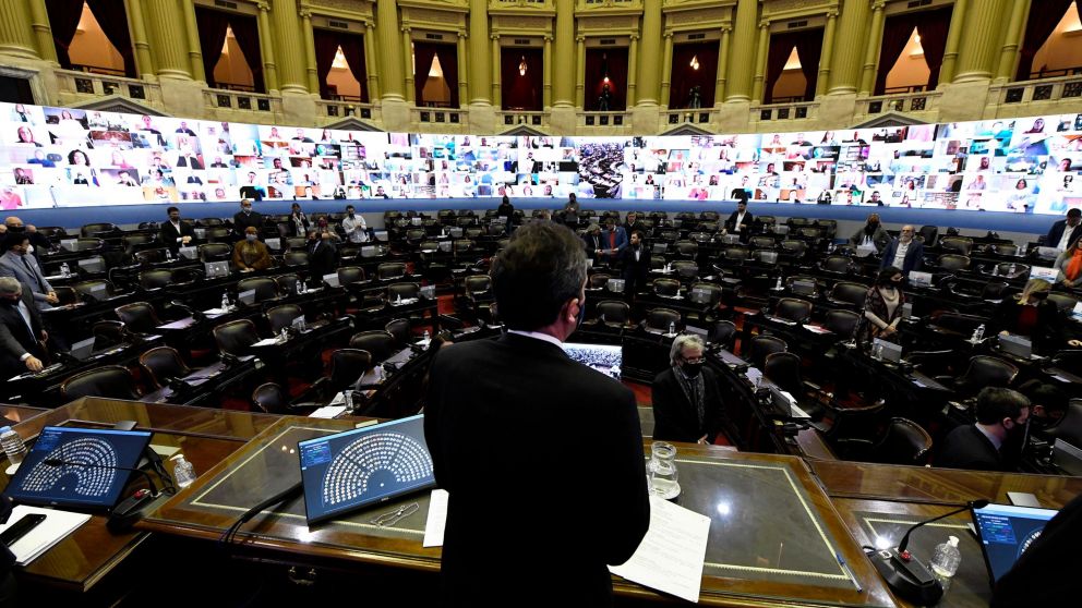 Buenos Aires: El presidente de la Cámara de Diputados, Sergio Massa, durante la sesión remota de la Cámara Baja que debate proyectos consensuados como Economía del Conocimiento, el referido a la donación de plasma y el que regula la actividad de Teletraba