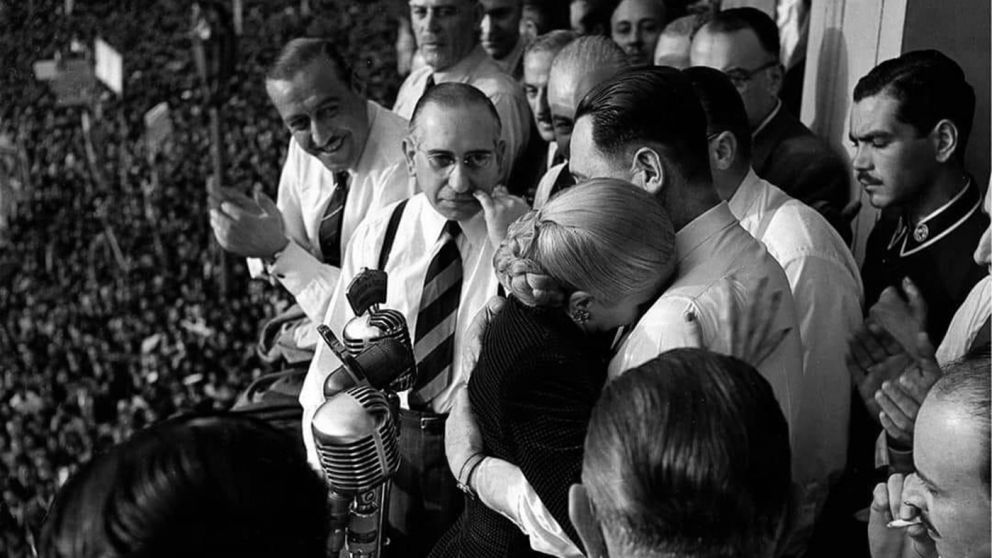 Evita, llorando, abraza a Perón en una icónica foto de Pinélides Fusco