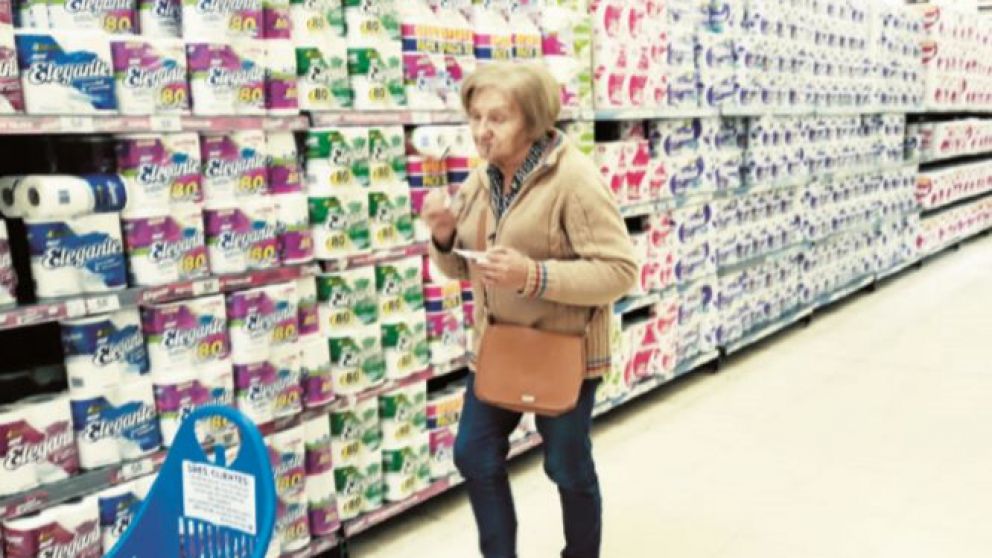 Tras un leve repunte, en julio cayó la confianza del consumidor