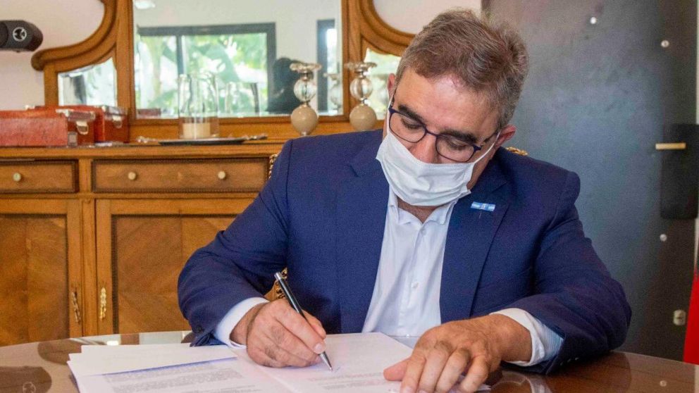Jalil se sumó al club de los gobernadores que buscan modificar la Constitución de sus provincias