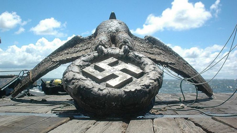 El águila del Admiral Graf Spee y las esvástica nazi