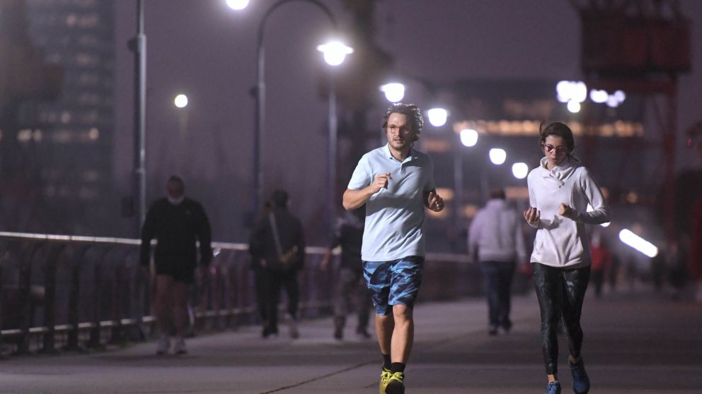 La actividad física puede realizarse en grupos de dos personas como máximo