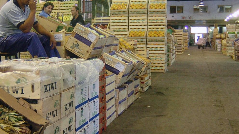 El mercado mayorista compite contra puestos no declarados