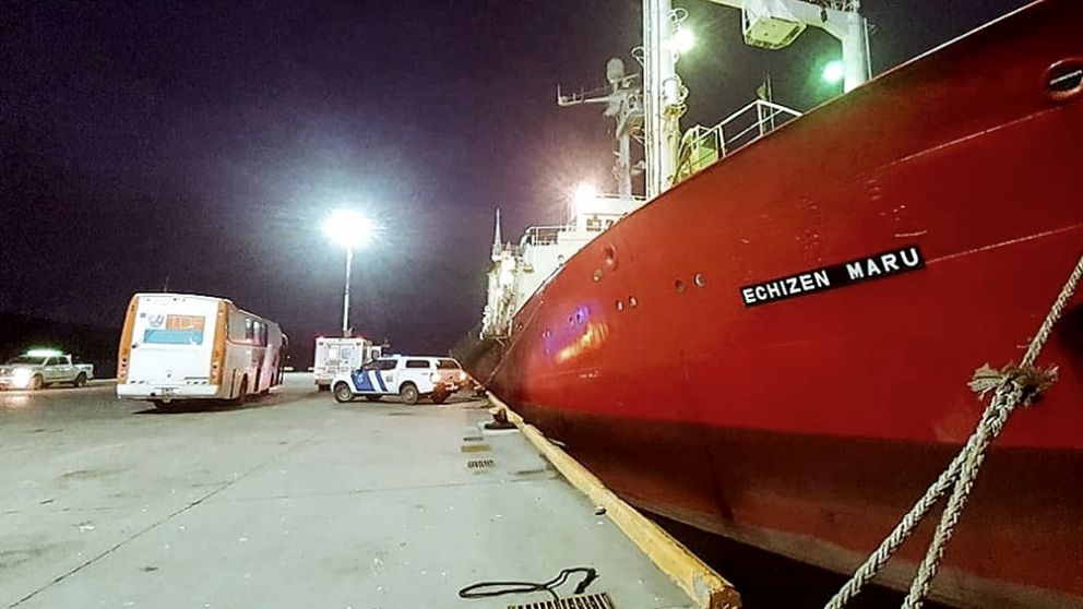 De 61 personas a bordo, 57 dieron positivo
