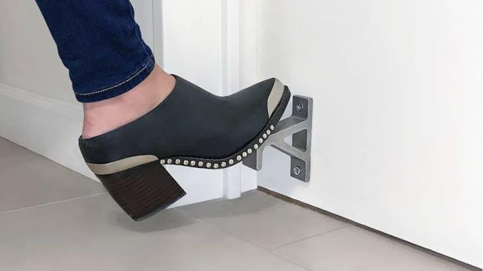 Pedal abre puertas para evitar tocar los picaportes