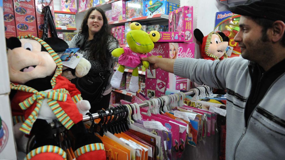 Télam, Buenos Aires, 09/08/2012La industria argentina del juguete se preparó para este Día del Niño fabricando hasta un 20 por ciento más de productos nacionales respecto al año pasado, en tanto las jugueterías estiman que la venta promedio será de 200 pe