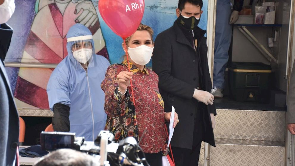 Añez asumió después del golpe contra Evo Morales. La semana pasada dio coronavirus positivo