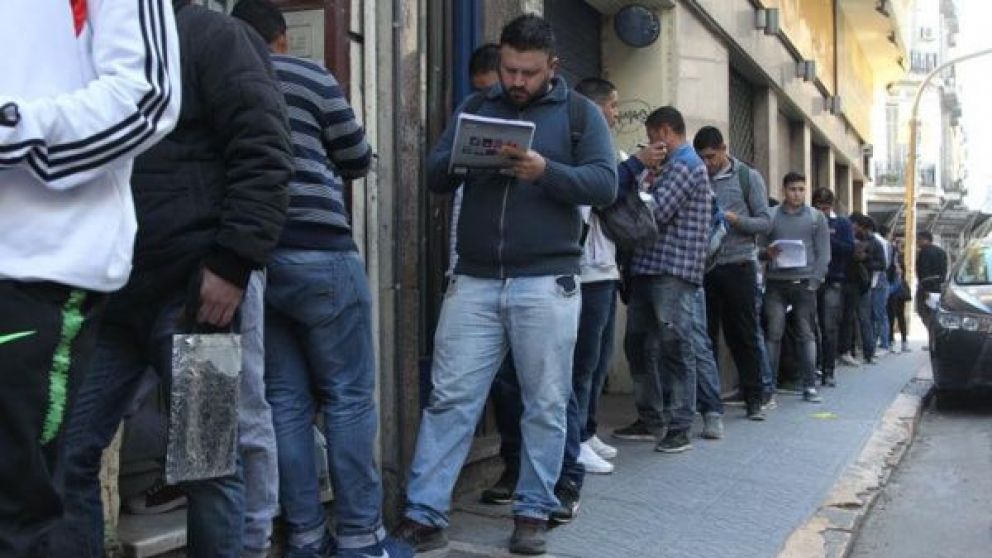 Estiman que la crisis recién asoma y el desempleo crecerá hasta fin de año sin frenos