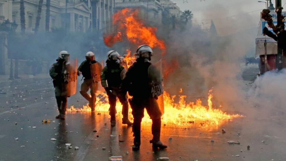 Se desatan fuertes enfrentamientos en Atenas por una nueva ley
