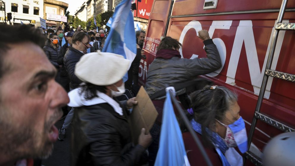 Manifestantes atacaron a móvil de C5N en el Obelisco