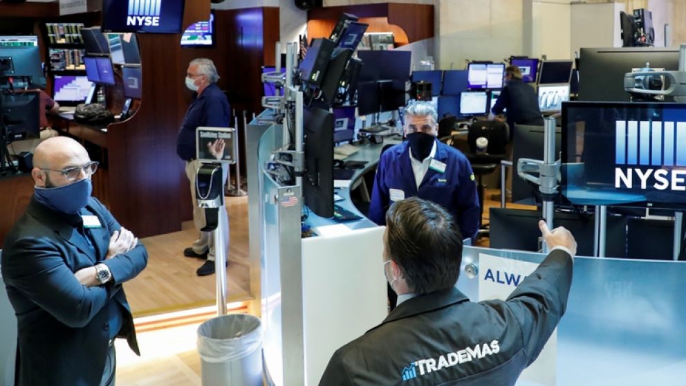 Subas en la Bolsa de Comercio y Wall Street