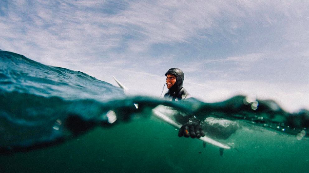 El surf vuelve en las frías aguas de Mar del Plata