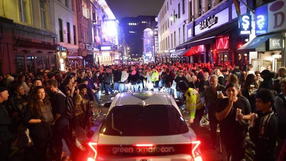 Detectan casos de coronavirus en pubs de Inglaterra tras la reapertura