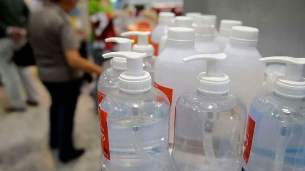Anmat prohibió la comercialización de alcohol en gel y dos productos alimenticios