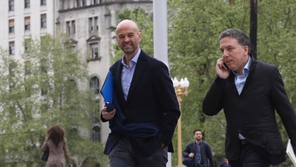 Citan a indagatoria a Dujovne y a Dietrich por la renegociación de los peajes