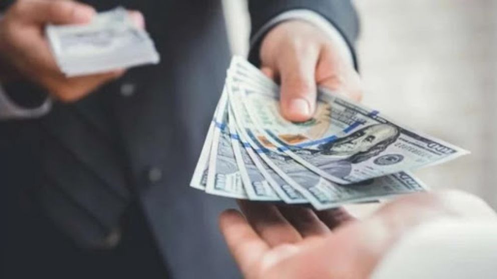 Los fuertes controles cambiarios que podrían verse profundizados, más trabas al acceso al dólar