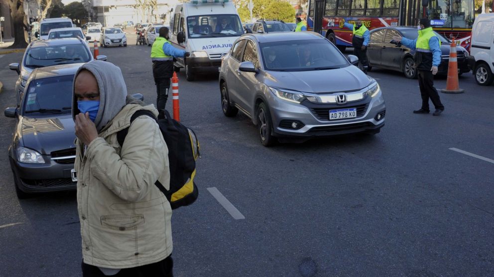 La policía bonaerense reforzó controles en La Plata ante el comienzo de una nueva cuarentena restringida el miércoles