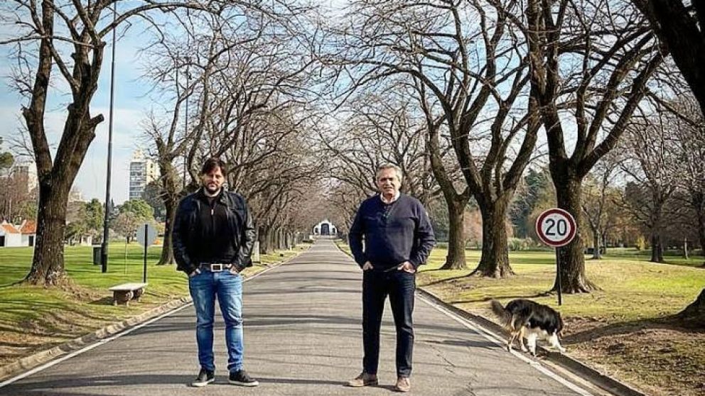 Alberto Fernández con Leandro Santoro en la residencia de Olivos