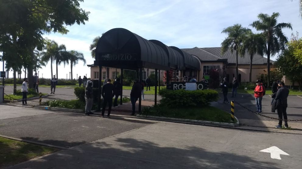 Los 60 trabajadores de Rodizio Costanera reclaman el pago de sueldos desde marzo