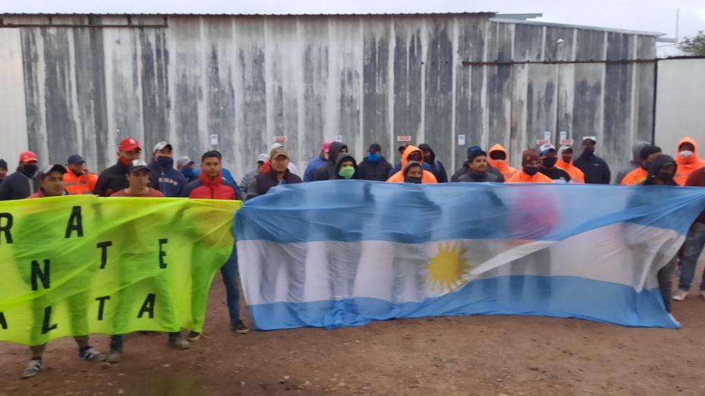 La UOCRA apuntó a una empresa privada y al ministerio de Transporte por 700 despidos