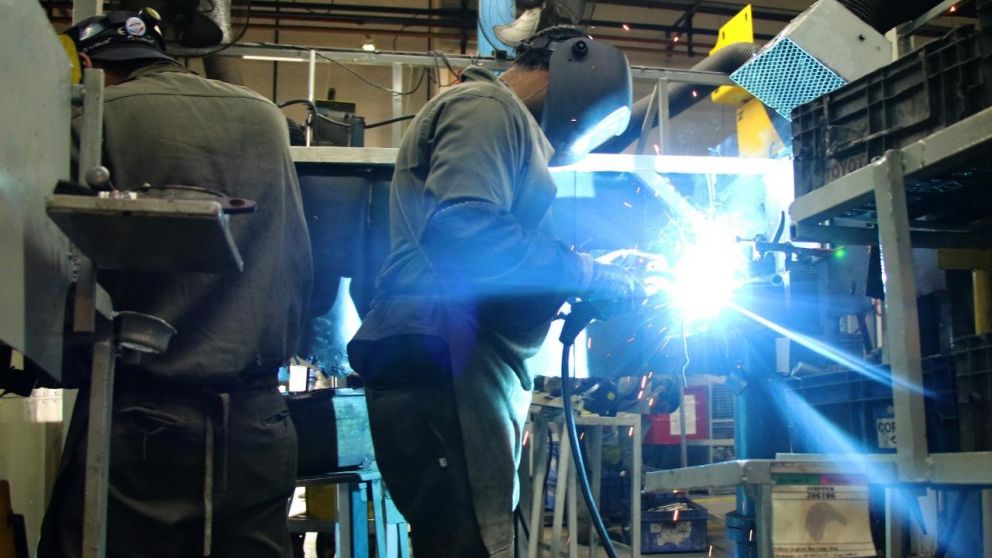 Impulsan congreso de diálogo social para reconstruir la actividad de las fábricas