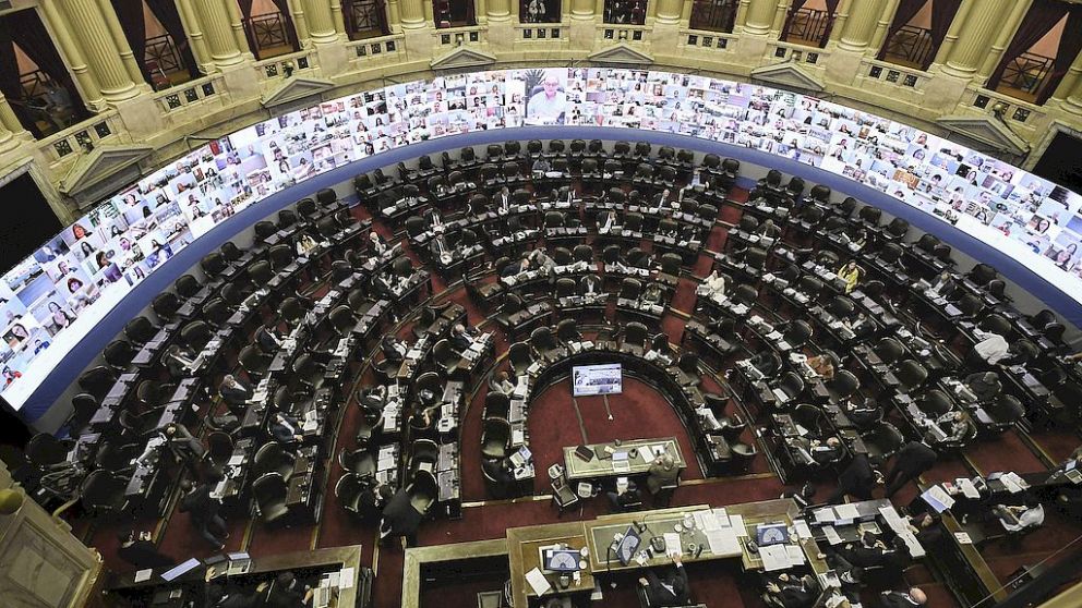 La Cámara de Diputados estrenó este martes el sistema de sesiones virtuales, con algunos legisladores presentes y otros por videoconferencia, y se encaminaba a aprobar dos proyectos de consenso entre el oficialismo y la oposición.
